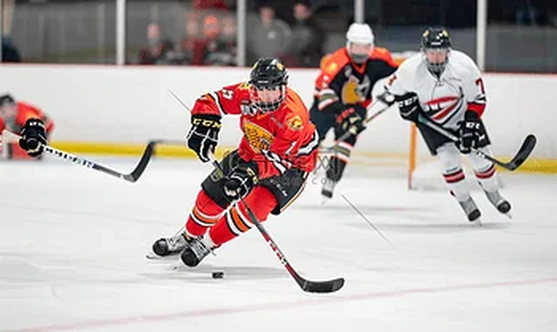 皇冠体育冰球运动员射门精彩瞬间