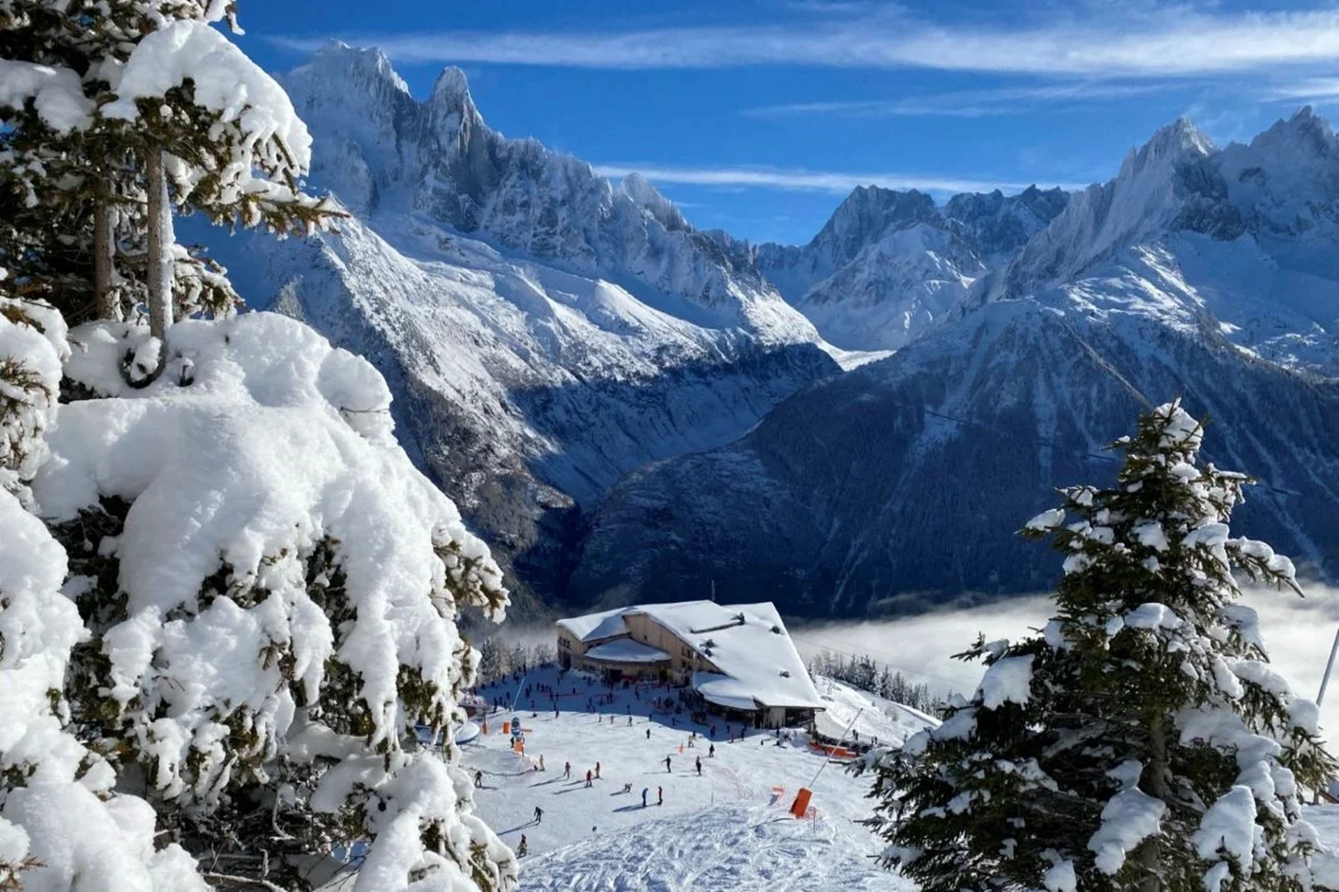 皇冠体育推荐霞慕尼勃朗峰滑雪场景